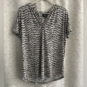 Jones New York Black-Tan-White V Neck Short Sleeve Blouse